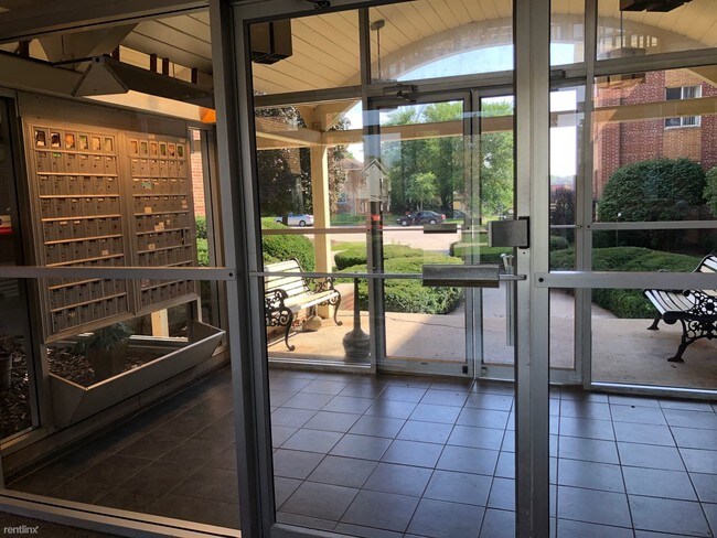 Foto del edificio - 2536 W Warnimont Ave