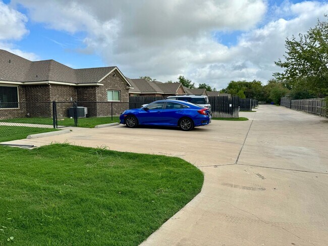 Foto del edificio - Spacious 4-Bed, 4.5-Bath Home in the Heart of the Baylor Bubble!