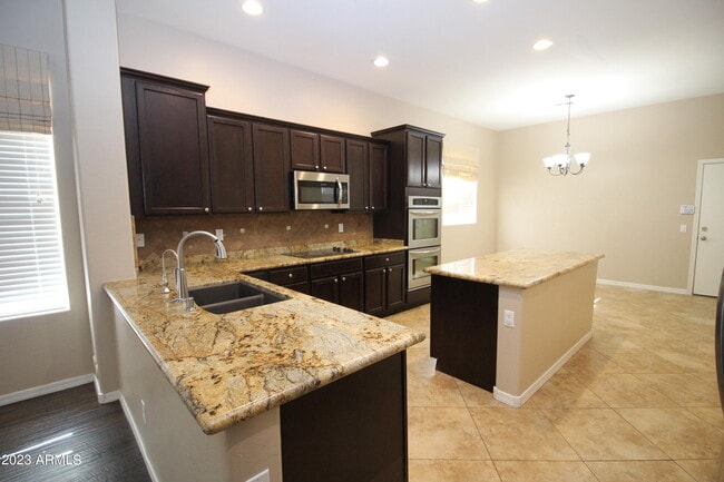 Building Photo - 709 E La Costa Dr
