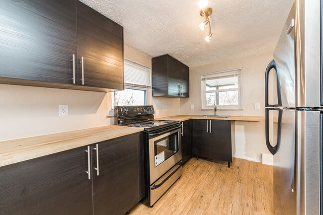 Building Photo - Available AUGUST 2026 - Beautiful 3 Bedroom Home in Duquesne Heights!