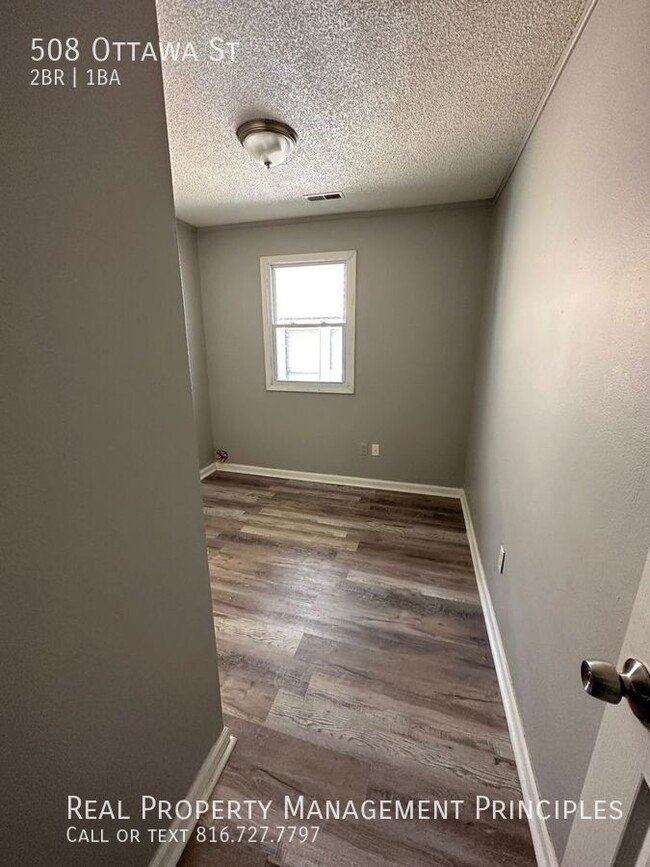 Building Photo - Pet Friendly Remodeled 2 Bedroom Townhouse...