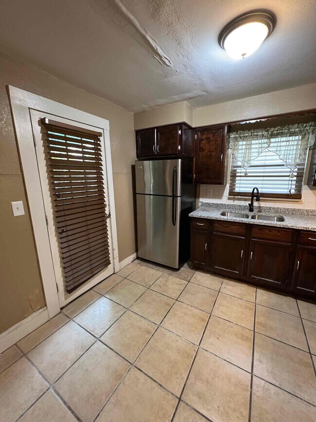 Foto del edificio - 400 Noble Ave