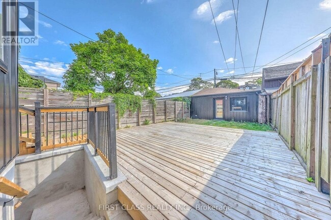 Building Photo - 431 Roxton Rd