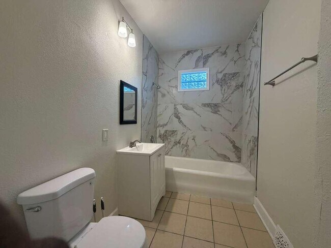 Foto del edificio - 2213-2215-2215 N Holton St