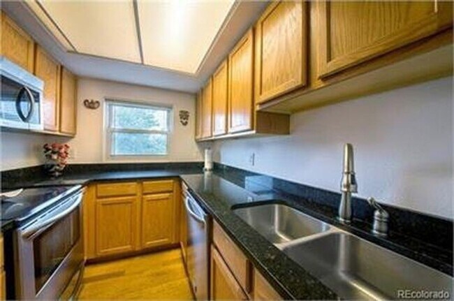 Foto del edificio - Spacious 3 Bed, 2 Full Bath Townhome near the Highline Canel!