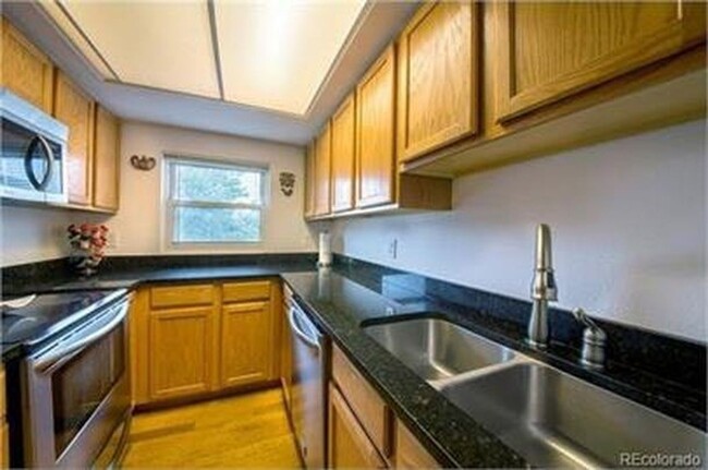 Foto del edificio - Spacious 3 Bed, 2 Full Bath Townhome steps...