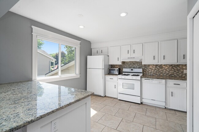 La luz abunda en esta gran cocina. - 223 E Division St