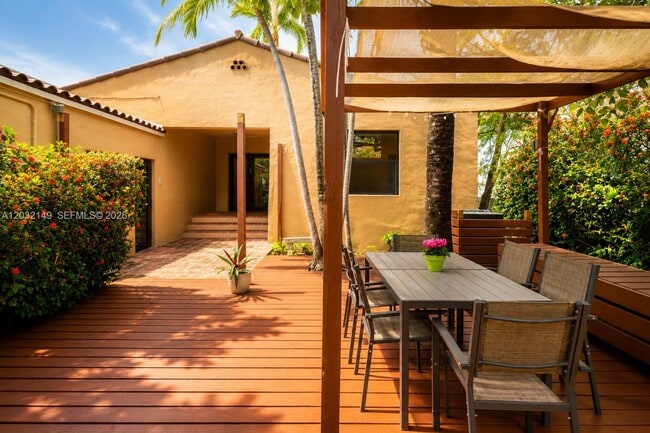 Building Photo - 4230 Royal Palm Ave