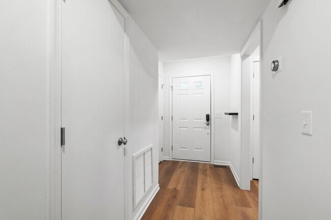 Foto del edificio - Rare Find: Updated and Modern End-Unit Tow...