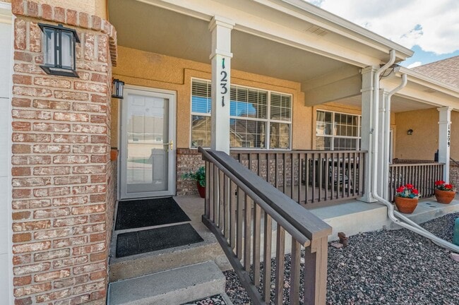 Building Photo - Relaxing townhome in Monument Villas