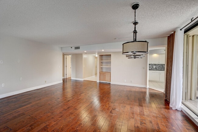 Building Photo - 5257 Fountains Dr S