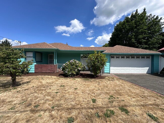 Foto del edificio - Huge 3 Bed 2 Bath w/ Full Basement Home in...