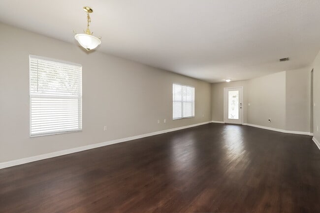 Foto del edificio - 10601 Boyette Creek Blvd