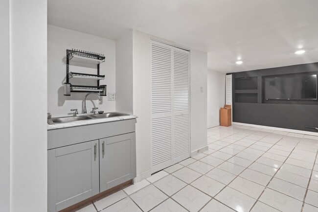 Photo - 3528 N Elizabeth St Apartment