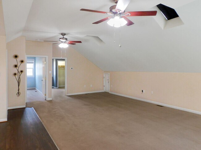 Building Photo - 2-bedroom apartment over garage