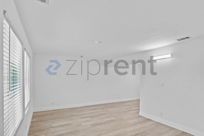 Building Photo - Unit