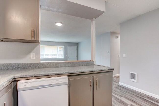 Building Photo - SUPER 2bed/1Bath Ground Level unit, Near B...