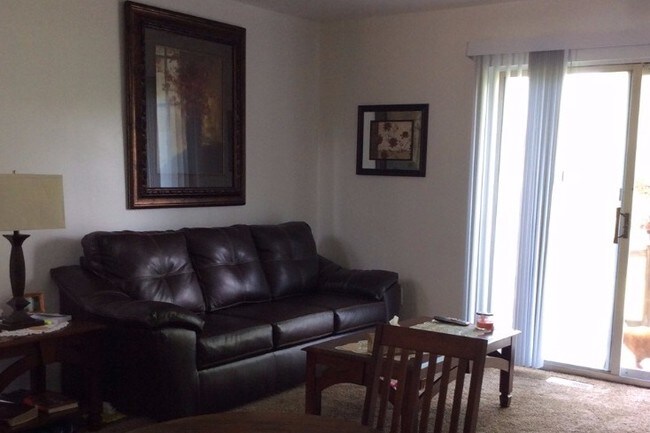 Livingroom - 3501 N River Rd