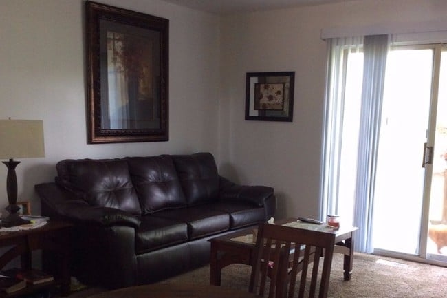 Sala de estar - 3501 N River Rd