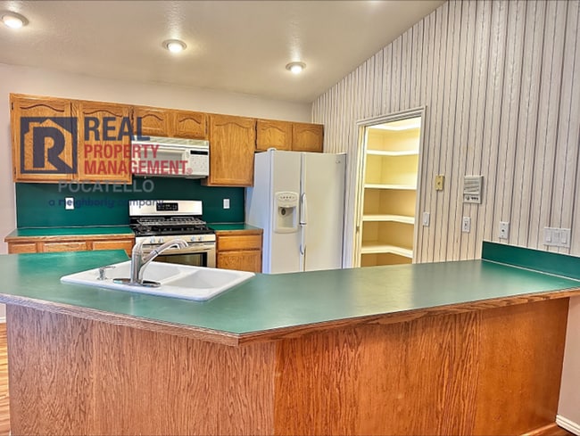 Building Photo - 3 Bed 2.5 Bath Twin Home - Double Car Garage - Small dogs negotiable