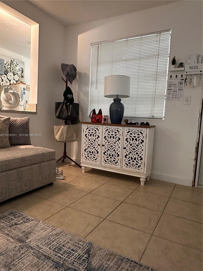 Foto del edificio - 1100 NE 1st Ct