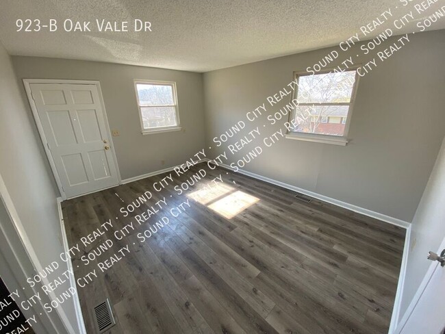 Building Photo - 923 Oak Vale Dr