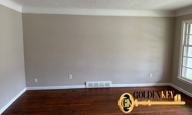 Building Photo - Newly Spacious 4 bed / 2 bath with garage ...