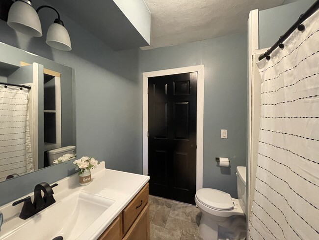 Bathroom - 3013 Leahy St