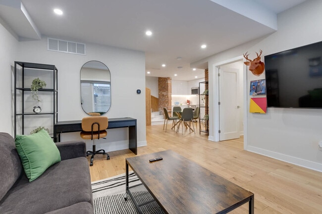 Building Photo - 1520 Av des Pins O