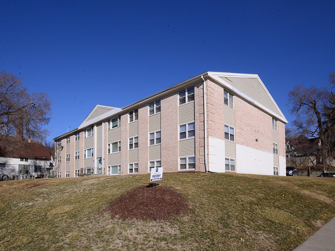 Primary Photo - Colonial House Apartments