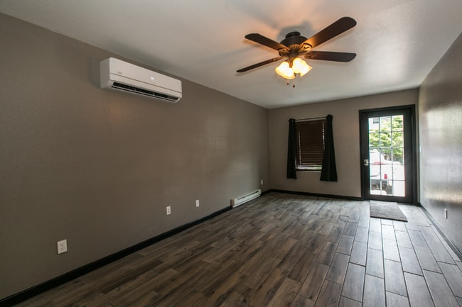 Foto del edificio - 567 Loras Blvd