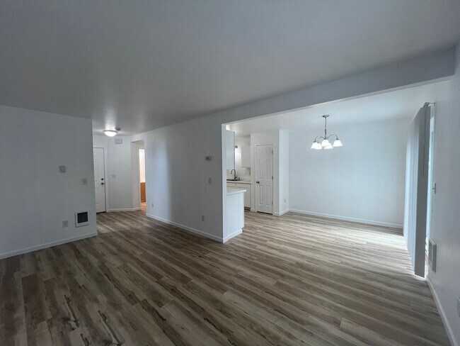 Foto del edificio - Remodeled Westside Duplex (B)