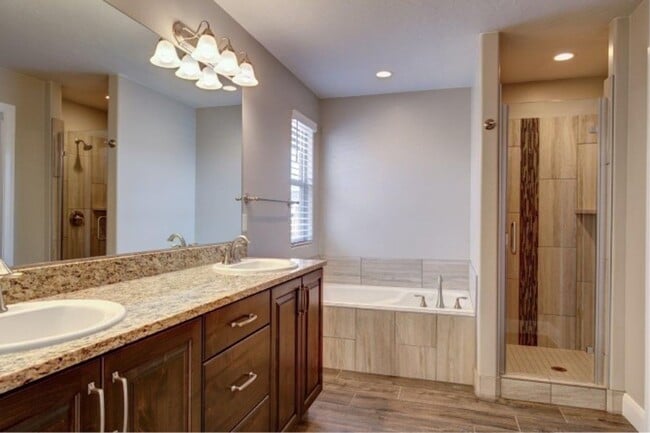 Building Photo - Like New 3 Bedroom 2.5 Bathroom Townhome i...