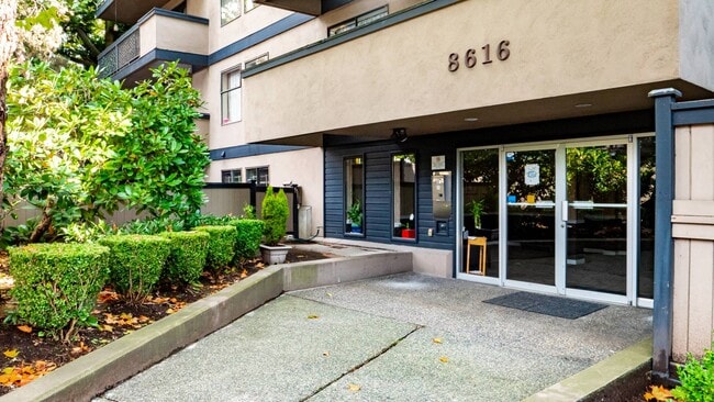 Building Photo - 8616 Oak Street