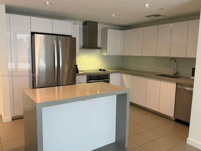 Building Photo - 1600 NE 1st Ave