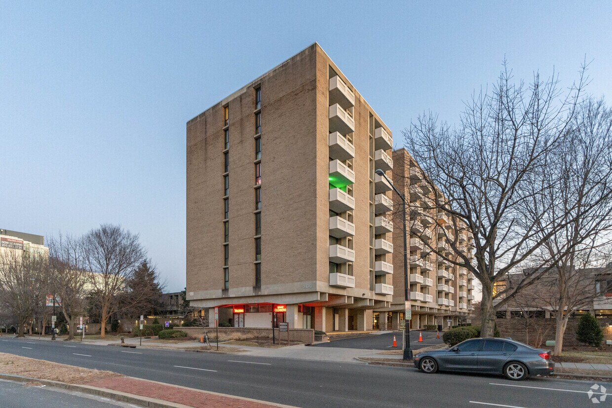 Calle 300 M SO - Carrollsburg Square North Tower