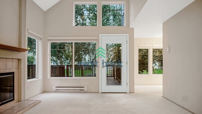 Foto del edificio - 3 Bed 2.5 Bath Townhouse Available for Rent!