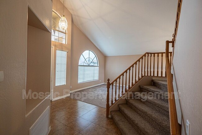 Building Photo - 325 E Sagebrush St