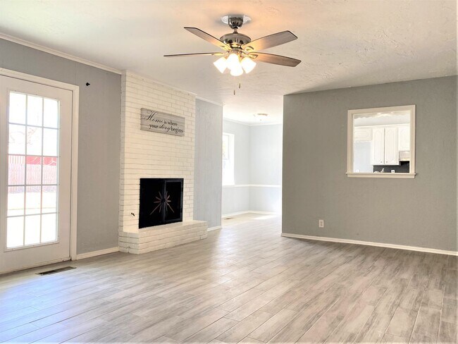 Foto del edificio - Extremely Spacious 4 bedroom home with 2.5...