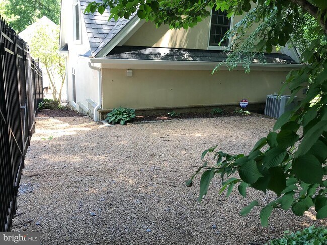 Foto del edificio - 6501 Curry Manor Ct