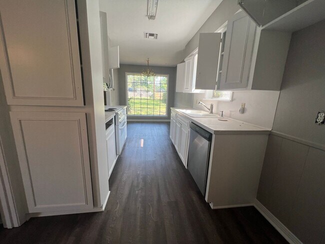 Foto del edificio - Remodeled 4 Bedroom home