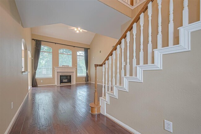 Foto del edificio - 2710 Five Oaks Dr