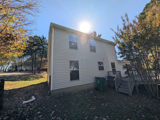 Foto del edificio - Room in Single Family Home on Flint Glenn Ln