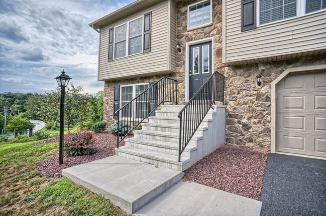 Building Photo - 15 Scarlet Oak