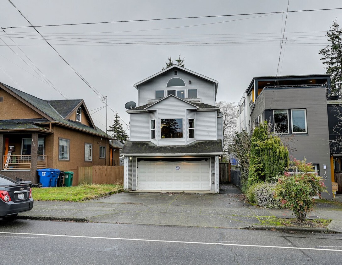 Foto principal - Perfectly located Ballard Home. Available ...