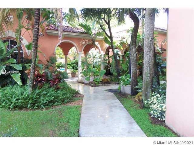 Foto del edificio - 8290 Lake Dr
