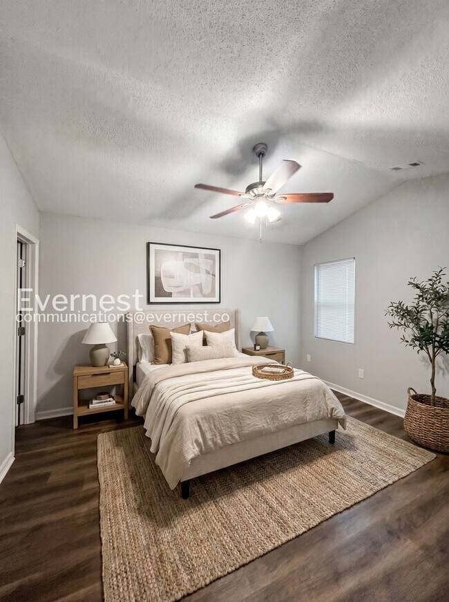 Foto del edificio - 3 Bed/2 Bath Home with Garage / Pet-Friendly / Vouchers Accepted / Coming Soon!