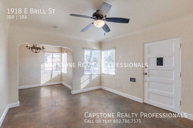 Building Photo - Fully-restored early-Phoenix bungalow has ...