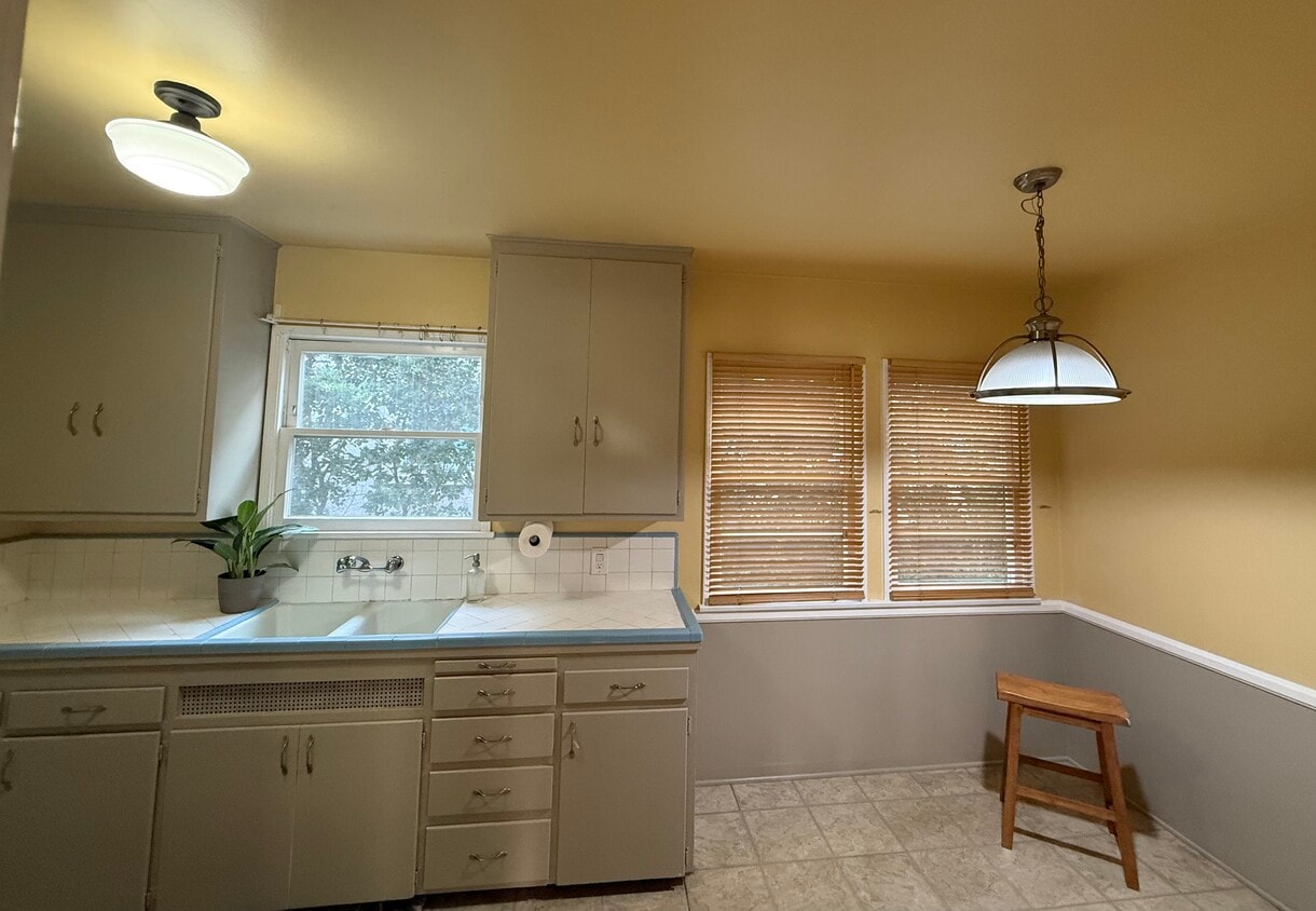 Kitchen - 111 N 6th St