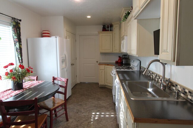 Building Photo - Beautiful 3 Bedroom Home in Orem!
